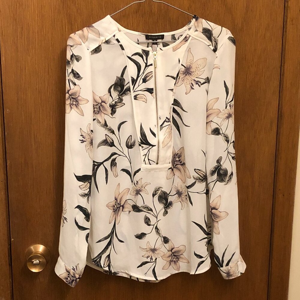 NWT - Dynamite - white front zipper blouse with floral pattern - Size S